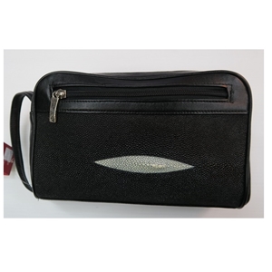 [SR012] กระเป๋าสะพายหนังปลากระเบน สีดำ